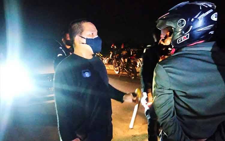 Polisi Amankan Pemuda Bawa Senjata Tajam di Palangka Raya