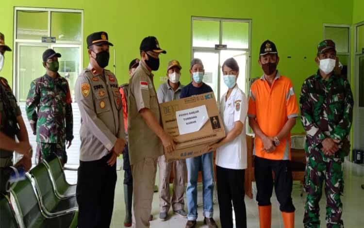 Wakil Bupati Katingan Serahkan Bantuan Obat-Oabatan di Posko Banjir Kecamatan Sanaman Mantikei