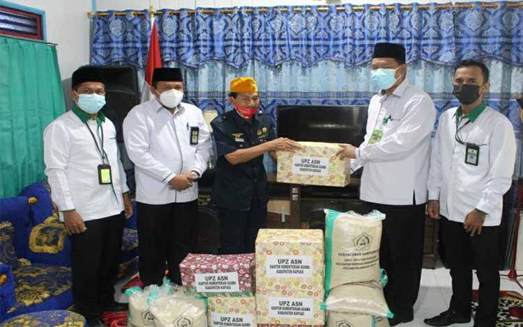 Unit Pengumpul Zakat Kemenag Kapuas Salurkan Bantuan ke Legiun Veteran