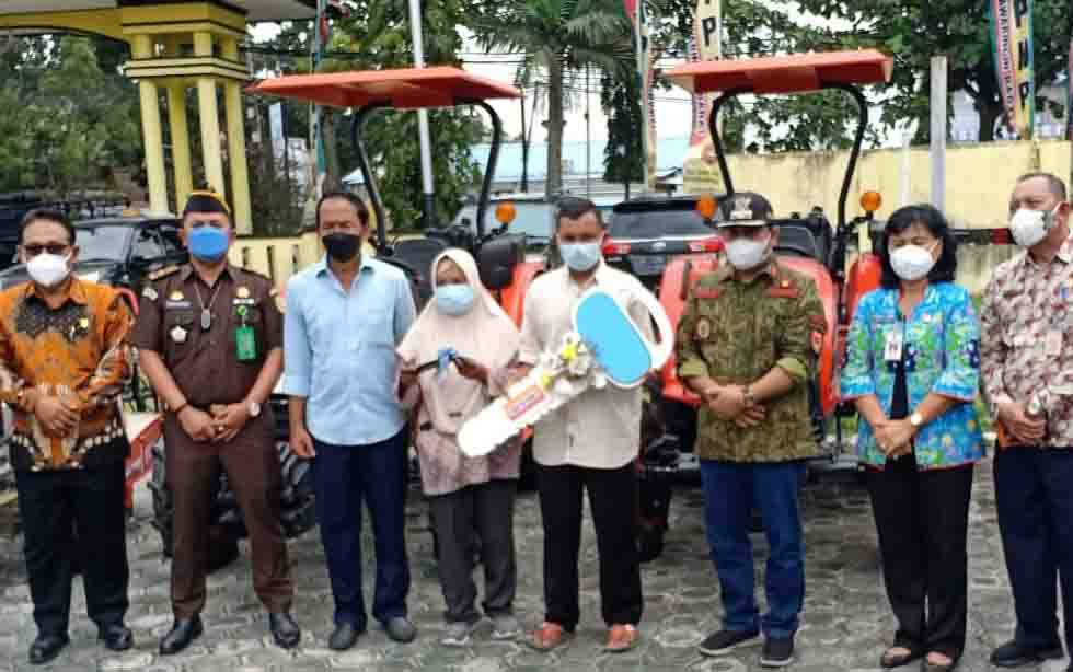 Bantuan Puluhan Alsintan Diberikan Kepada Kelompok Tani Kobar