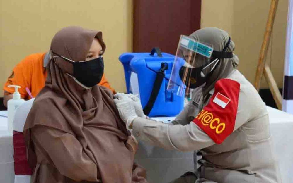 Vaksinasi Keluarga di Kalteng Libatkan Bidan Sebagai Vaksinator