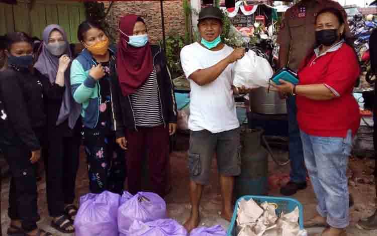 Warga Kelurahan Kasongan Lama Sumbang Nasi Bungkus untuk Korban Banjir