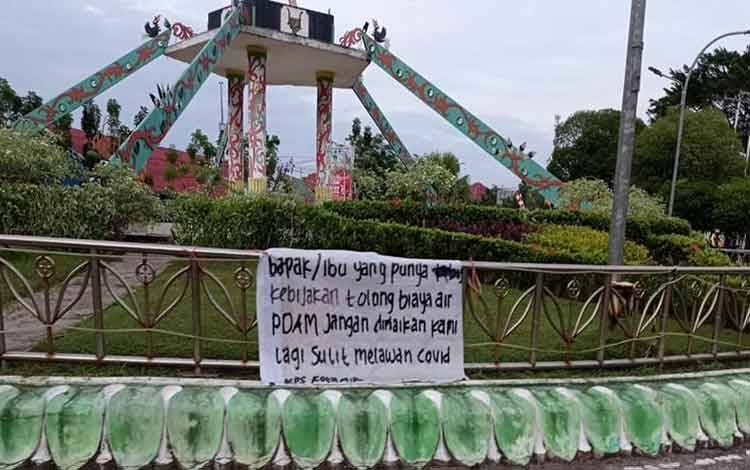 Muncul Sejumlah Spanduk Berisikan Penolakan Kenaikan Tarif PDAM Kapuas