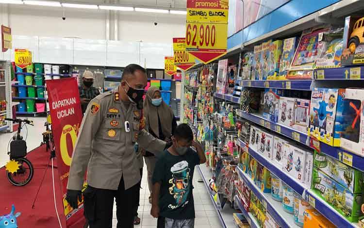 Peduli Anak Yatim Piatu Korban Covid-19, AKBP Devy Firmansyah Ajak Belanja Kebutuhan