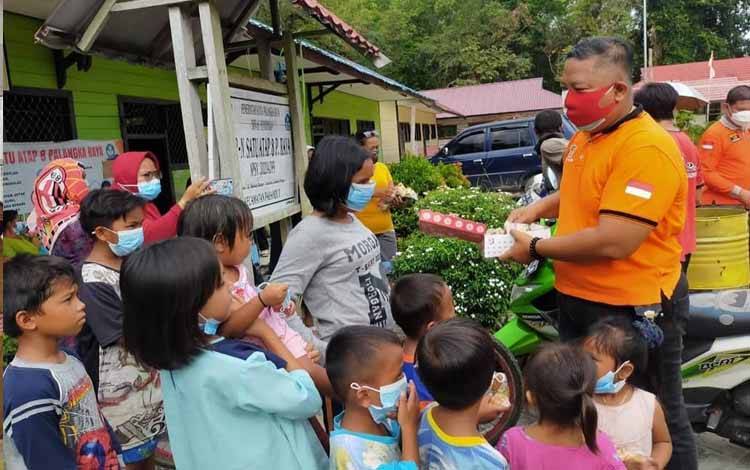 Satpol PP Peduli Korban Kebakaran di Tumbang Rungan