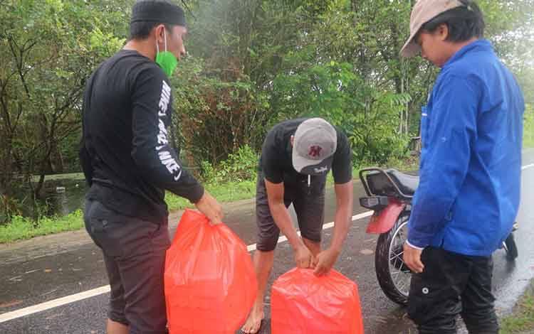 KNPI Katingan Bagikan 500 Bungkus Nasi untuk Warga Terdampak Banjir