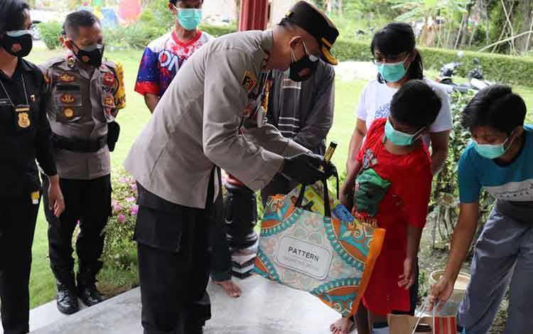 Hilangkan Trauma, Kapolres Kobar Kunjungi dan Beri Hadiah Pada Anak Korban Kekerasan