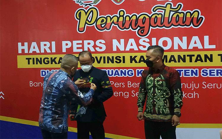 Bupati dan Ketua DPRD Seruyan Terima Pin Emas HPN