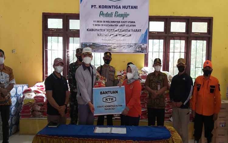 Peduli Korban Banjir, PT Korintiga Hutani Berikan Bantuan Sosial