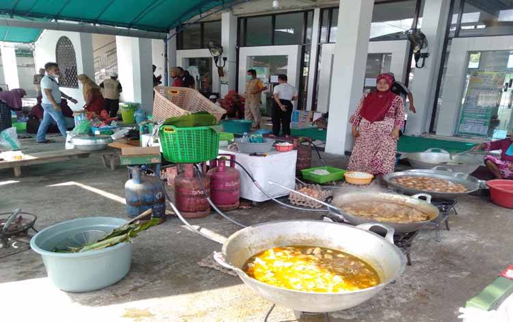 Pengurus Masjid Al Ghufron Kereng Humbang Kasongan Bagikan 1.500 Nasi Bungkus
