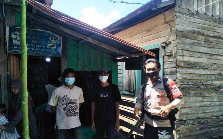 Pastikan Acara Pernikahan Sesuai Prokes, Bhabinkamtibmas Polsek Pahandut Sambangi Rumah Warga