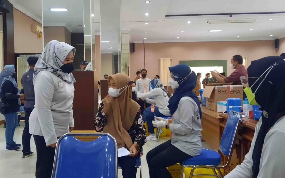 Bupati Kobar Tinjau Vaksinasi Khusus Pelajar dan Mahasiswa