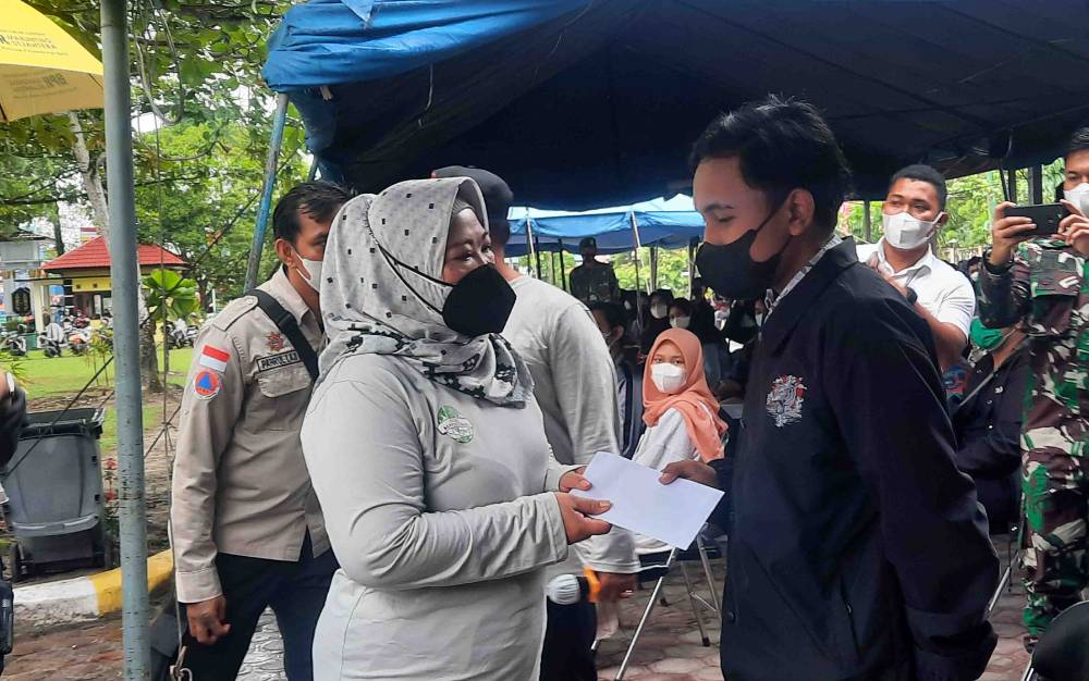 14 Mahasiswa - Pelajar Peserta Vaksinasi di Kobar Terima Bantuan dari Bupati Nurhidayah