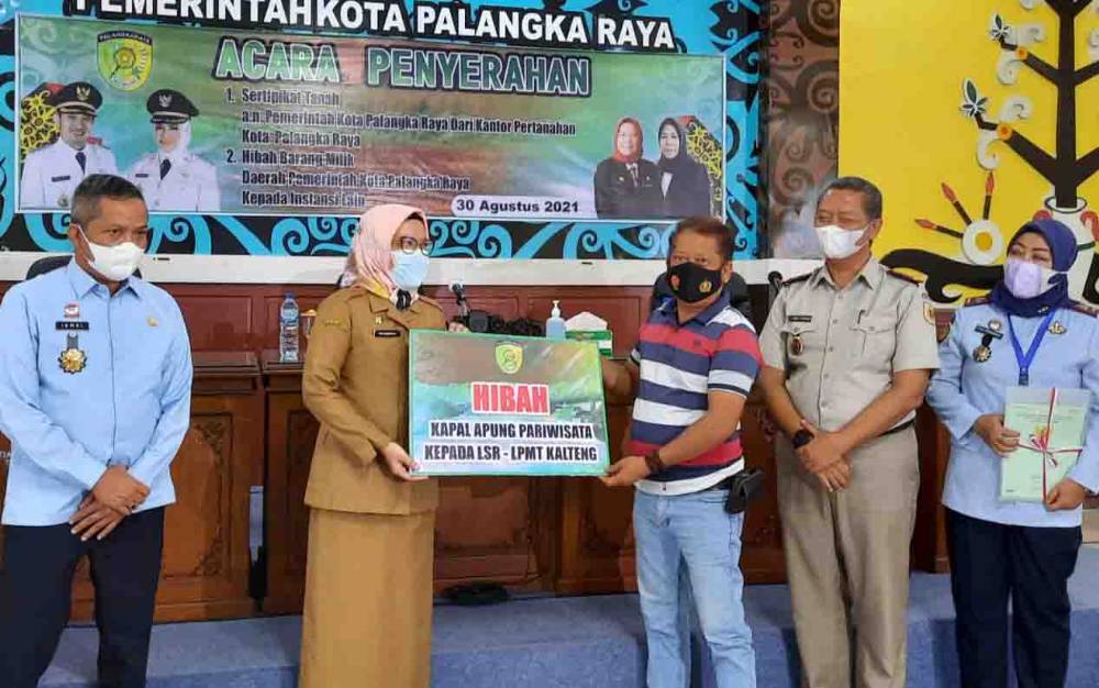 Pemko Palangka Raya Hibahkan Kapal Apung Pariwisata