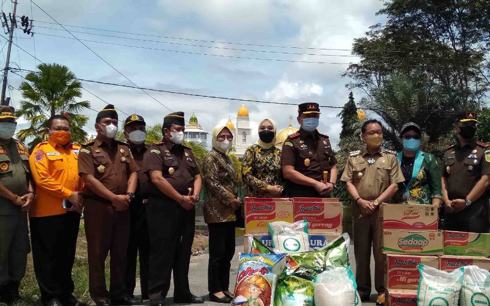 Kejaksaan Tinggi Sumbang Sembako Bagi Warga Terdampak Banjir di Katingan