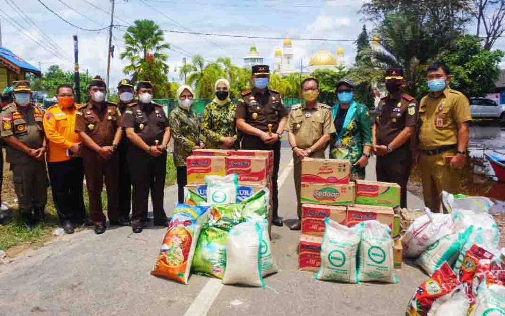 Bantuan Sosial untuk Korban Banjir Katingan Bentuk Kepedulian Kejati Kalteng