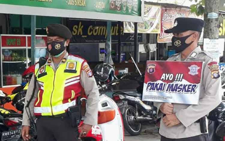 Tim Patroli Sampaikan Selalu Ingat Memakai Masker