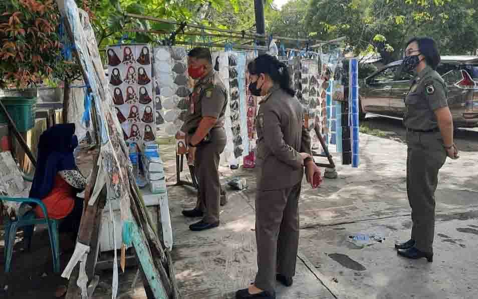 Satpol PP Palangka Raya Tegur PKL Jualan di Jalur Hijau