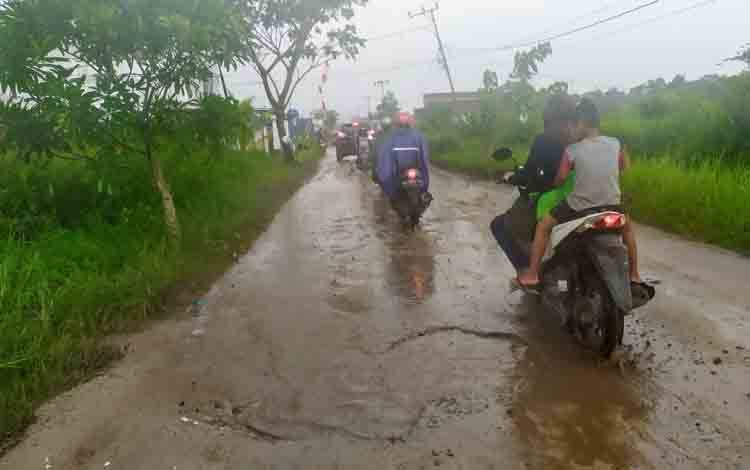 Imbas Penutupan Jalan Tjilik Riwut, Jalan Kenan Sandan Sampit kian Ramai dan Becek