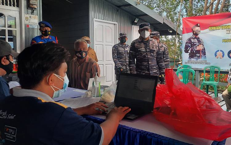 Danlanal Banjarmasin Meninjau Vaksinasi Nelayan Kumai
