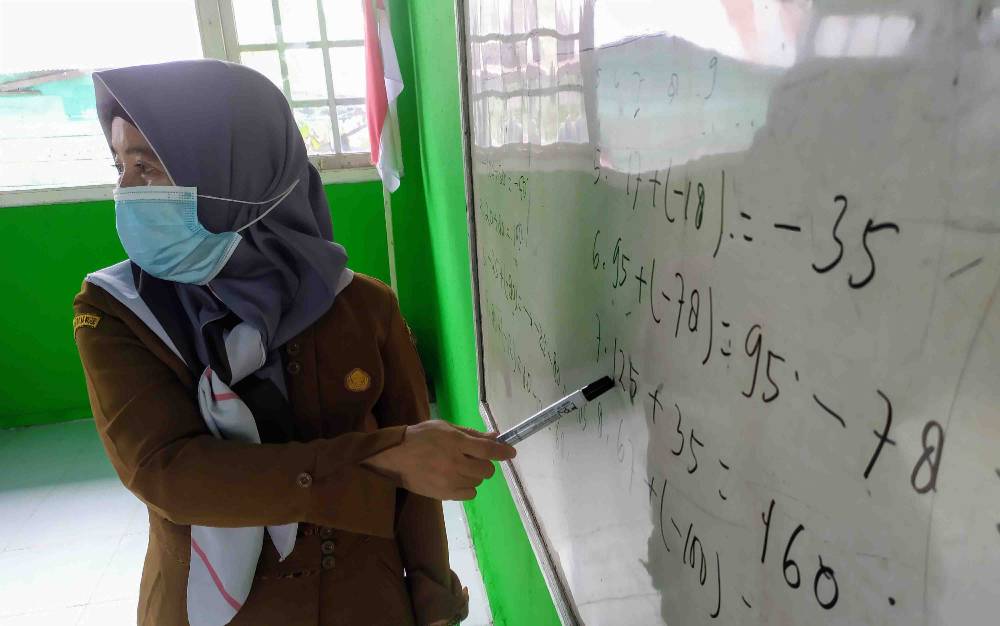 Orang Tua di Sampit Senang Anaknya Masuk Sekolah Lagi