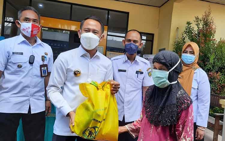 Wali Kota Palangka Raya Bagikan Sembako