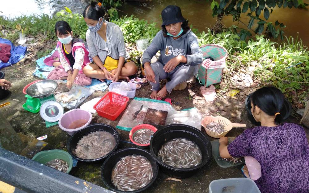 Banjir di Katingan Dimanfaatkan Warga Kasongan Mencari Ikan