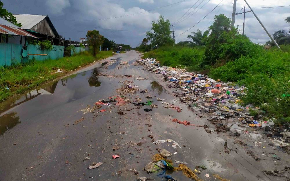 Melihat Perilaku Jorok Masyarakat di Jalan Pelita Barat, Kepala Dinas Lingkungan Hidup Kotim: Saya tak Bisa Berkata Apa-Apa