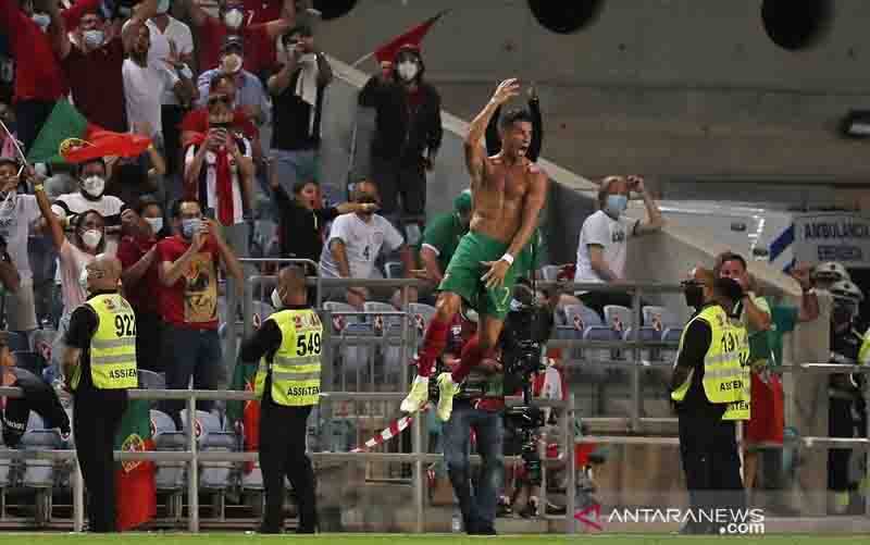Cristiano Ronaldo Pecahkan Rekor Gol Internasional