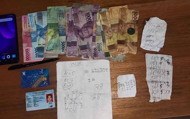 Polres Kapuas Amankan Pria Ini Karena Judi Togel Online