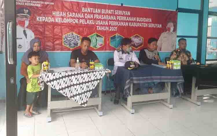 Kelompok Pembudidaya Ikan di Seruyan Raya Terima Bantuan Hibah Sarana Perikanan