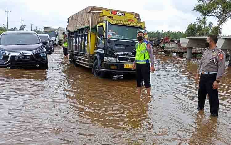 Ditlantas Polda Kalteng Turun Tangan Atur Lalu Lintas Kawasan Banjir