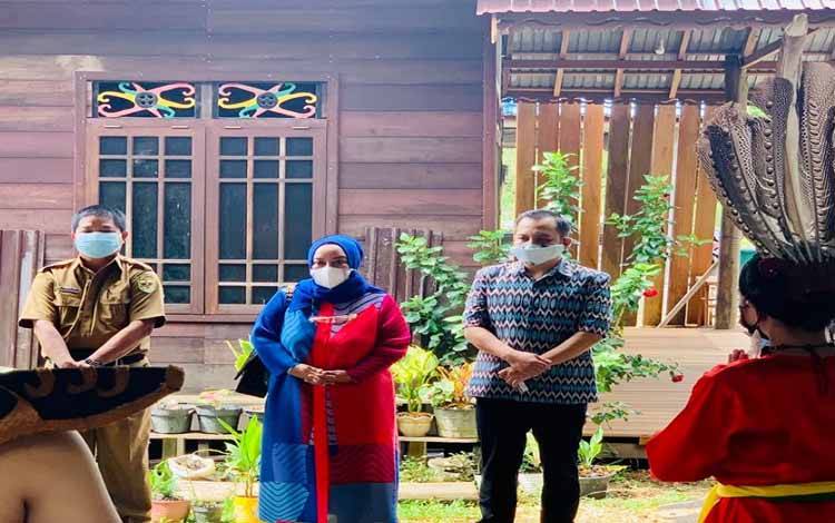 Politisi Nasdem Sumbang Uang kepada Pelaku Seni di Kecamatan Tewah