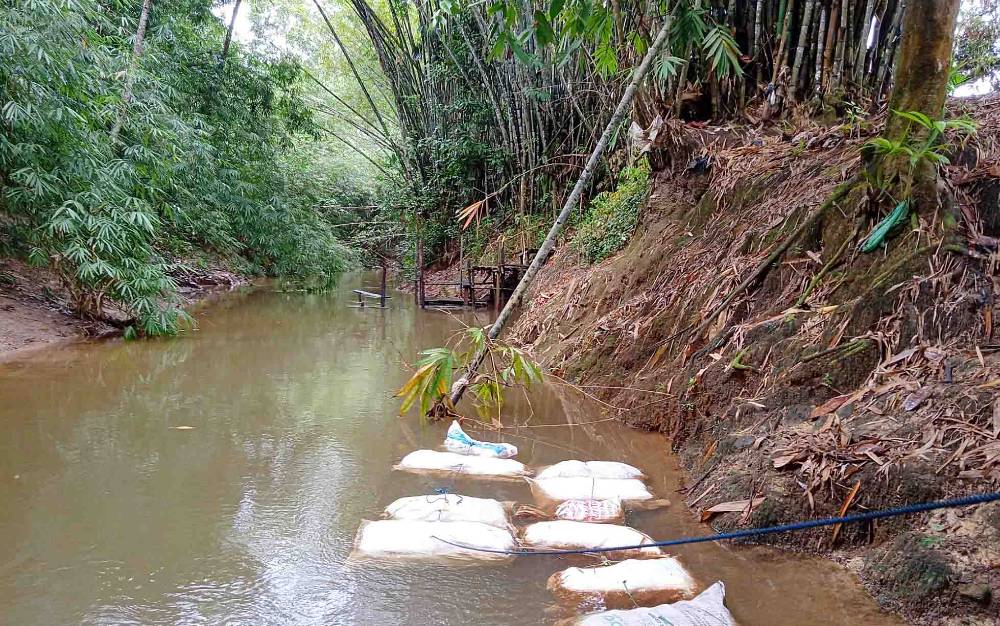 Khawatir Rumah Warga Longsor, Kades Haringen Minta Pemkab Buatkan Bronjong Sungai