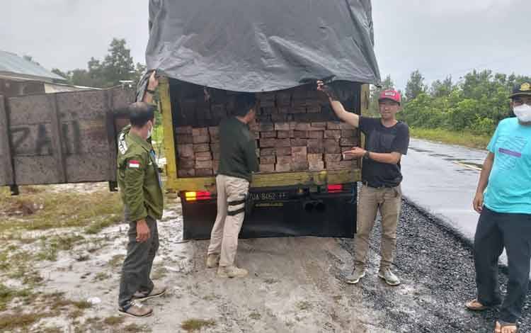 Tim Gabungan Amankan Truk Muatan Kayu Diduga Ilegal
