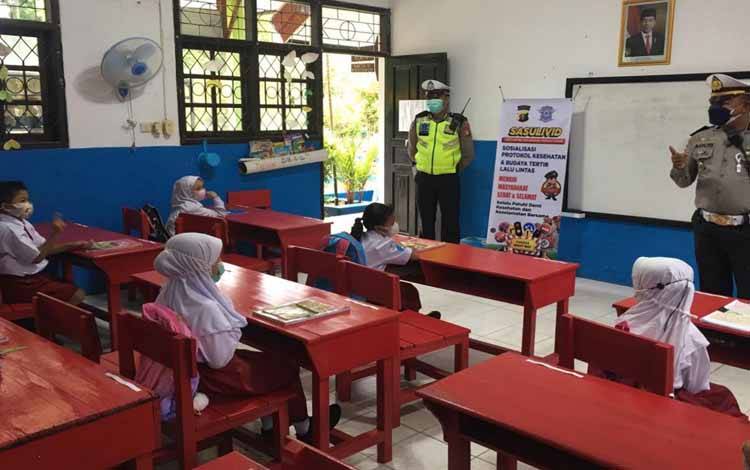 Satlantas Sukamara Sosialiasikan Penerapan Prokes di Lingkungan Sekolah