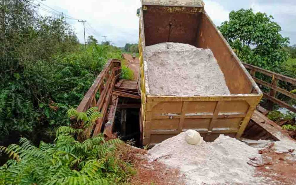 Jembatan Menuju 2 Desa di Kecamatan Kota Besi ini Putus