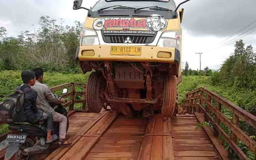Jembatan Putus di Kota Besi, Sepeda Motor Masih Bisa Dibantu Menyeberang