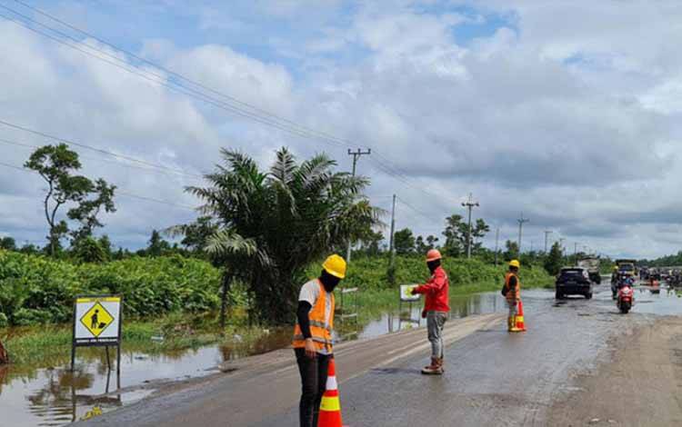 Personel PUPR Kalteng Dikerahkan ke Ruas Bukit Rawi