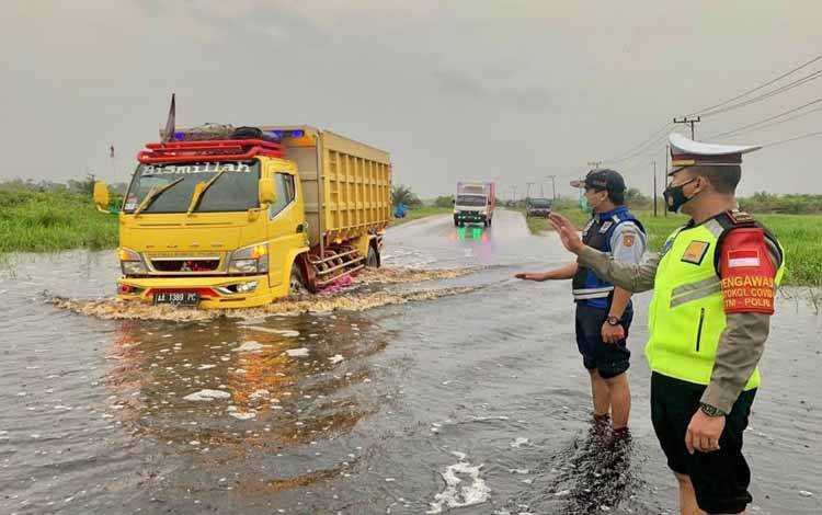 Jalan Lintas Pangkalan Bun - Kolam Terendam Banjir