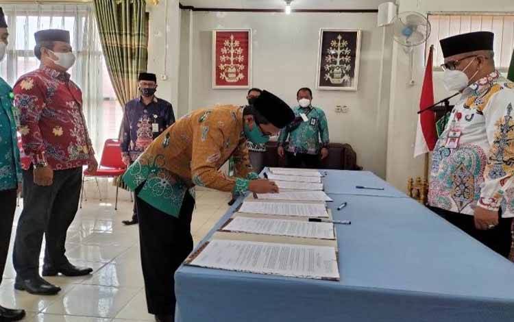 Kakanwil Kemenag Kalteng Lantik 7 Penjabat Struktural