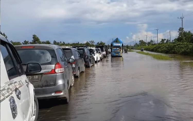 Masyarakat yang Hendak Melintas Jalan Bukit Rawi Diminta Hati-hati
