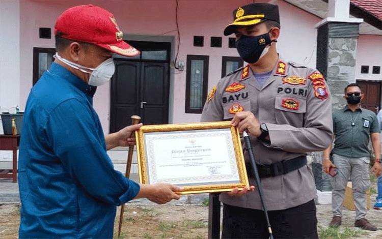 Bupati Seruyan Serahkan Piagam Penghargaan Untuk Polres Seruyan