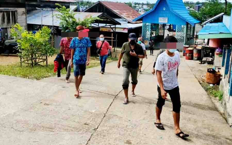 Polisi Ciduk 3 Pemuda Pembuat Konten Viral Menendang Pagar Jembatan Muara Teweh - Jingah