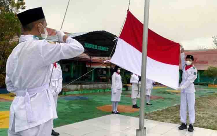 Hampir 2 Tahun Belajar Jarak Jauh, Sekolah di Kotim ini Akhirnya Lakukan Upacara Bendera Pertama