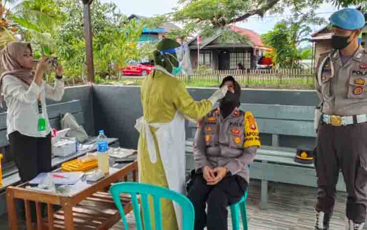 Personel Polsek Kapuas Murung Jalani Pemeriksaan Swab Antigen, ini Hasilnya