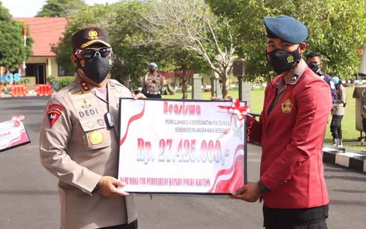 Kapolda Kalteng Berikan Beasiswa kepada 20 Personel Polri