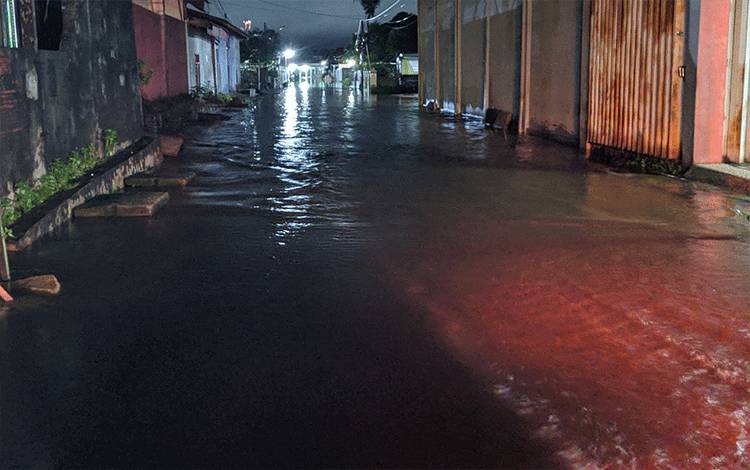 Hujan Deras dari Sore Hingga Malam Buat Sejumlah Jalan di Sampit Banjir