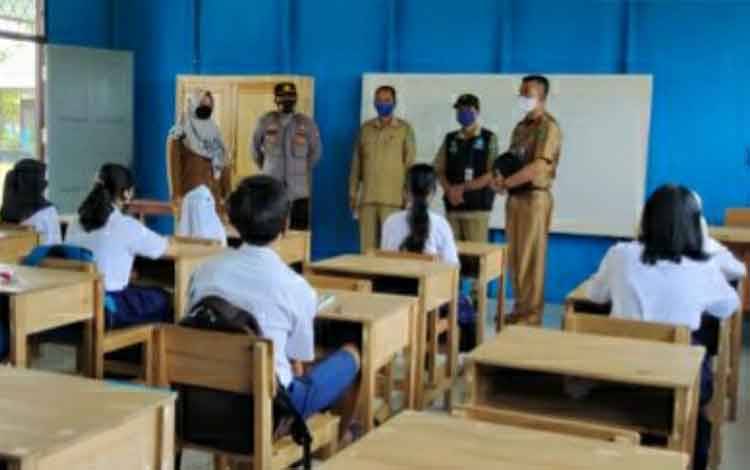 Personel Polsek Mantangai Dampingi Tim Satgas Kecamatan Pantau PTMT di Sekolah