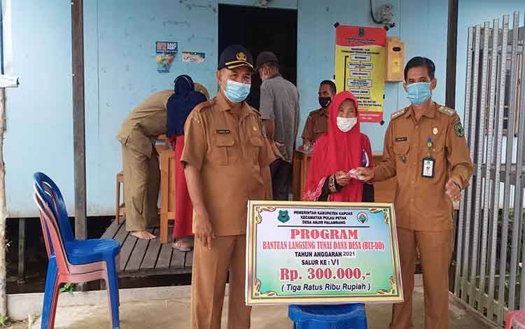 Sejumlah Warga Desa Anjir Palambang Terima BLT-DD Tahap 2, Ini Pesan Camat